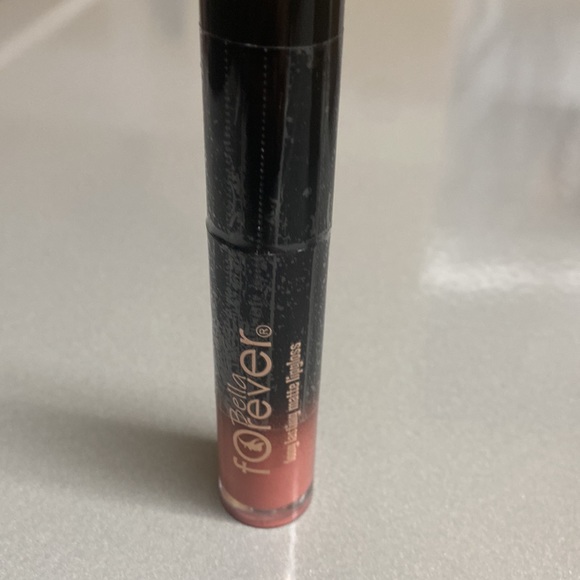 NEW Bella Forever Matte Lip Gloss PEACHY COLOR - Picture 3 of 3